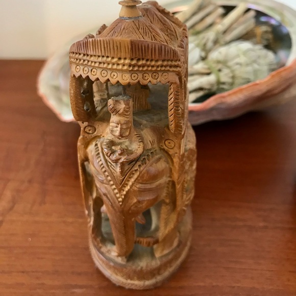 Handmade wood carved elephant - Picture 2 of 4